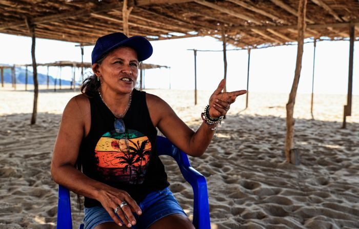Fabiola Hernández Cedeño, una camarista de un hotel en la entrada del poblado, habla durante una entrevista con EFE, en Acapulco, estado de Guerrero, México, el 20 de diciembre de 2023. (EFE/ David Guzmán)