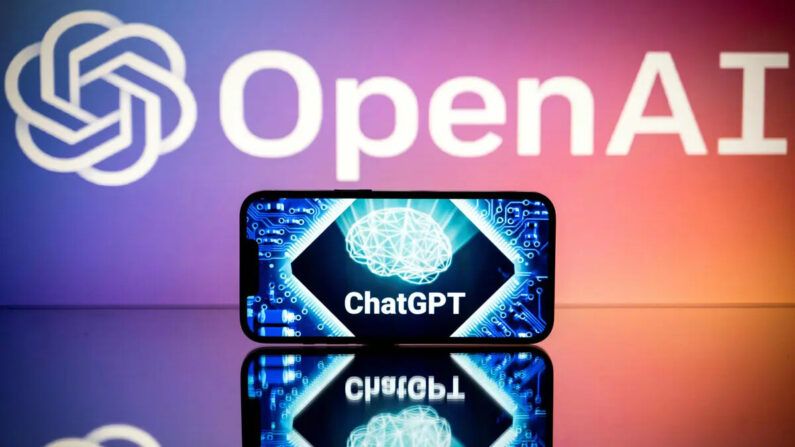 Pantallas muestran los logotipos de OpenAI y ChatGPT en Toulouse, Francia, el 23 de enero de 2023. (Lionel Bonaventure/AFP vía Getty Images)