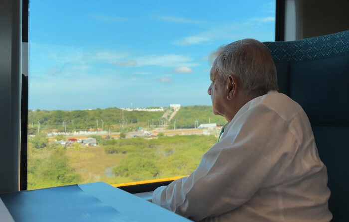 El primer convoy del Tren Maya llegó este viernes 15 de diciembre de 2023 a Cancún tras más de seis horas de viaje con el presidente de México, Andrés Manuel López Obrador, a bordo. El presidente reiteró que la ruta completa estará lista el último día de febrero de 2024. (EFE/Presidencia de México)