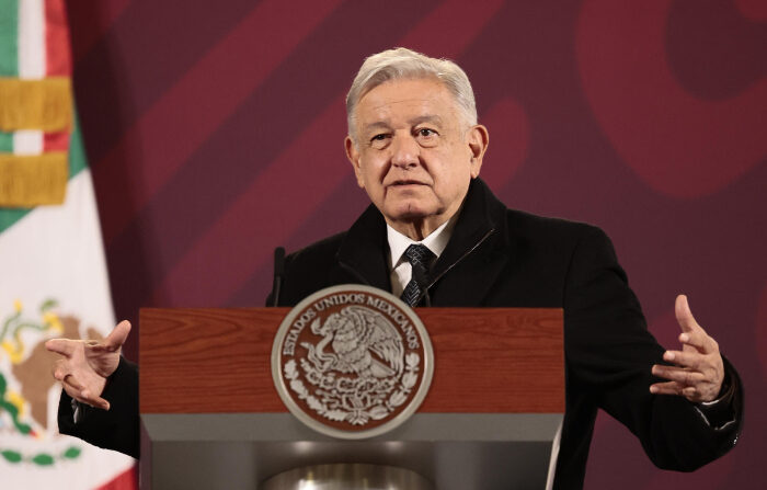 El presidente de México, Andrés Manuel López Obrador, habla durante su conferencia de prensa matutina el 11 de diciembre de 2023 en Palacio Nacional en la Ciudad de México. (EFE/ José Méndez)