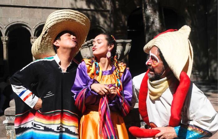 Los actores Juan Carlos Cuéllar (i), Viridiana Robles (c) y el director Miguel Ángel Morales (d) posan durante una entrevista con EFE el 8 de diciembre de 2023 en Ciudad de México, México. (EFE/Sashenka Gutiérrez)