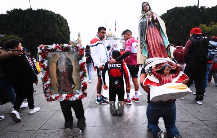 Peregrinos llegan hoy 12 de diciembre de 2023 a la Basílica de Guadalupe en Ciudad de México, México. (EFE/ Sáshenka Gutiérrez)