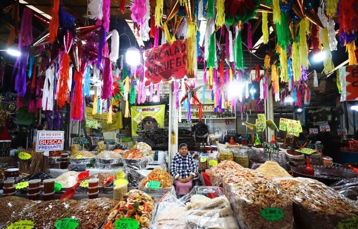 Una foto de una vendedora en su puesto en el mercado de Jamaica, el 15 de diciembre de 2023, en Ciudad de México, México. (EFE/ Sáshenka Gutiérrez)
