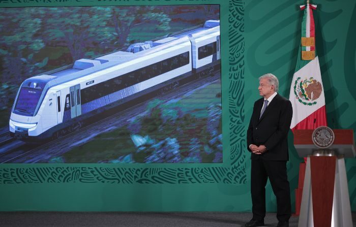 El presidente de México, Andrés Manuel López Obrador, mira una imagen del proyecto del Tren Maya durante la conferencia matutina en Palacio Nacional el 28 de mayo de 2021 en Ciudad de México, México. (Héctor Vivas/Getty Images)