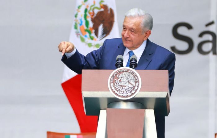 Una foto de archivo del presidente Andrés Manuel López Obrador, habla durante la celebración de los 5 años de la victoria en las elecciones presidenciales de 2018 en el Zócalo el 01 de julio de 2023 en la Ciudad de México, México. (Hector Vivas/Getty Images)