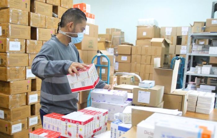 COFEPRIS de México alertó este sábado sobre la comercialización ilegal de un producto que se publicita como insecticida doméstico Foto de archivo de un trabajador que clasifica cajas de medicamentos. (EFE/ Carlos Lemos)
