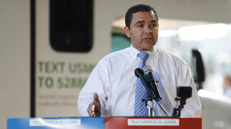 El representante Henry Cuellar ( D-Texas ) habla durante un mitin en Washington el 12 de septiembre de 2019. (Tom Brenner/Getty Images)