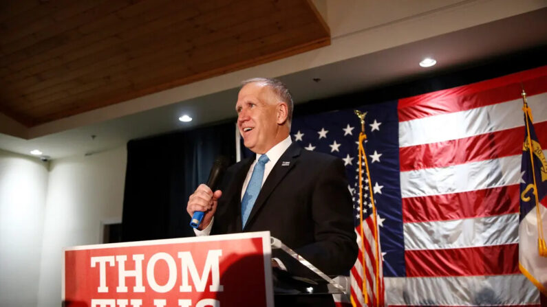 El senador Thom Tillis ( R-N.C.) habla a sus partidarios en Mooresville, N.C., el 3 de noviembre de 2020. (Brian Blanco/Getty Images)