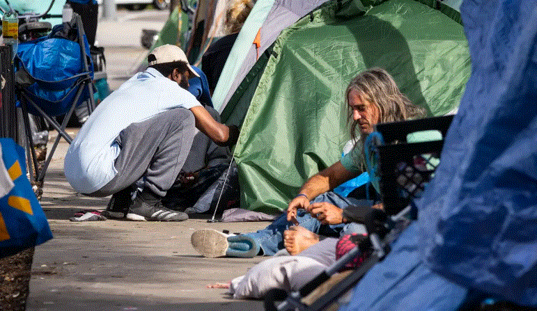 El número de personas sin hogar alcanza cifras récord en Estados Unidos
Personas sin hogar en Santa Mónica, California, el 27 de noviembre de 2023. (John Fredricks/The Epoch Time)