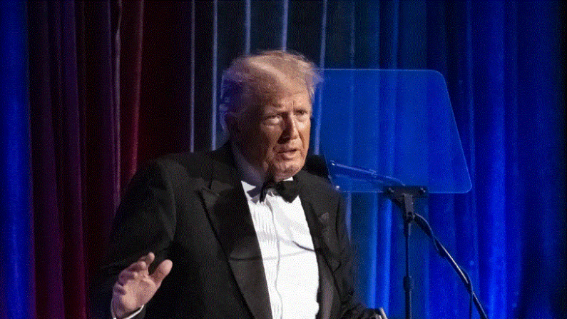 El expresidente Donald Trump habla en la gala anual del New York Young Republican Club en el Cipriani's Wall Street de Nueva York el 9 de diciembre de 2023. (Samira Bouaou/The Epoch Times)