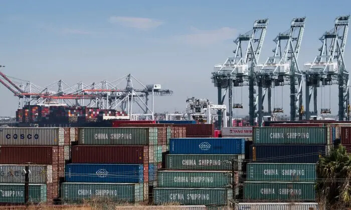 Contenedores de envío de China y otros países asiáticos se descargan en el puerto de Los Ángeles, en Long Beach, California, el 14 de septiembre de 2019. (Mark Ralston/AFP/Getty Images)
