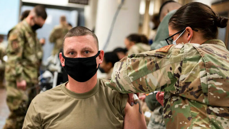 Un miembro de la Fuerza Aérea de los Estados Unidos recibe una vacuna COVID-19 en la Base Aérea de Osan, República de Corea, el 29 de diciembre de 2020. (Foto de la Fuerza Aérea de EE.UU. por la sargento Betty R. Chevalier vía Getty Images)