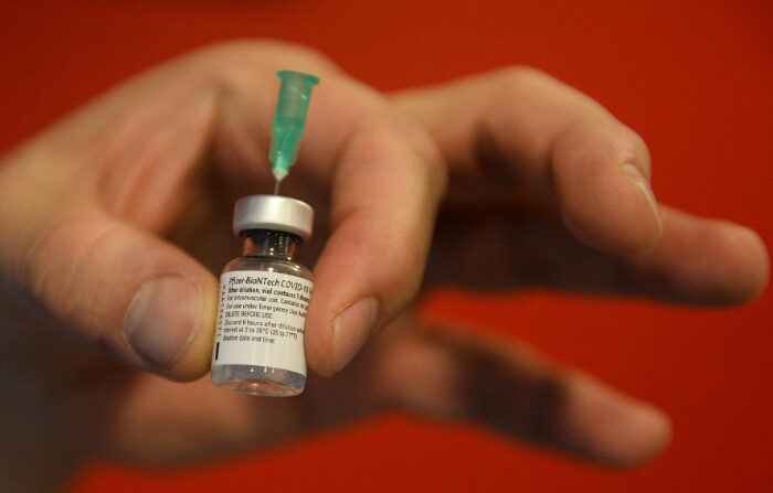 COFEPRIS aprueba la comercialización de vacunas contra el COVID-19 de Pfizer y Moderna. Imagen de archivo. (EFE/EPA/JOHANNA GERON / POOL)