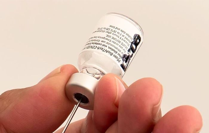 Una foto de archivo en donde se observa una vacuna de Pfizer-BioNTechal contra la COVID-19. Inició la venta de venta de la vacuna actualizada contra la Covid. (EFE/ Miguel Sierra)