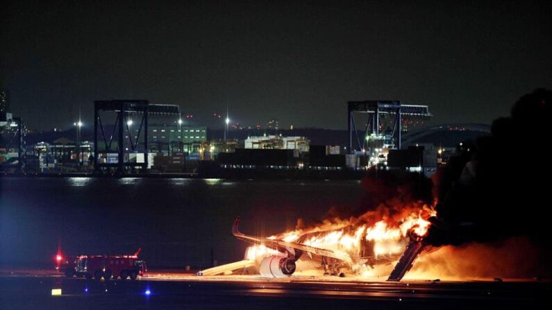 El choque ocurrido en la pista del aeropuerto de Haneda, en Tokio (Japón). EFE/EPA/Jiji Press Japan 