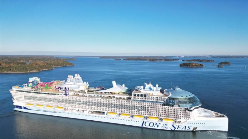 Fotografía de octubre de 2023, cedida por la compañía Royal Caribbean, donde se muestra a su crucero 'Icon of the seas' durante sus últimas pruebas en Turku (Finlandia). EFE/ Royal Caribbean