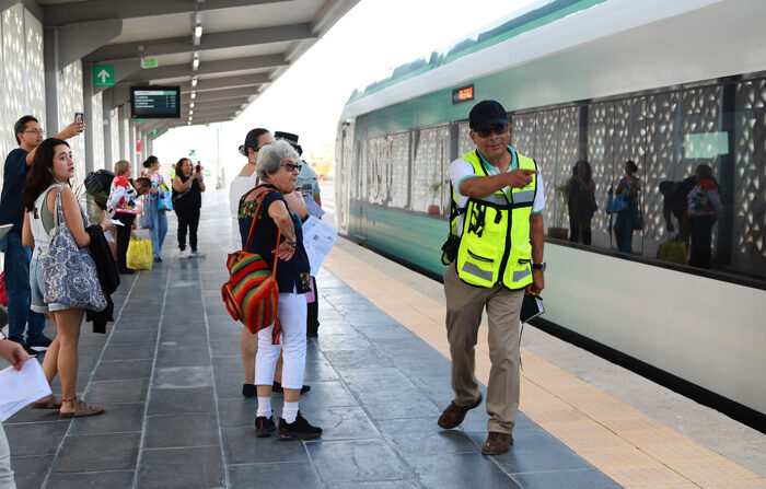 Un funcionario da instrucciones a los pasajeros abordan el Tren Maya en la estación Valladolid, el 14 de enero de 2024, en el estado de Yucatán, México. (EFE/Lourdes Cruz)