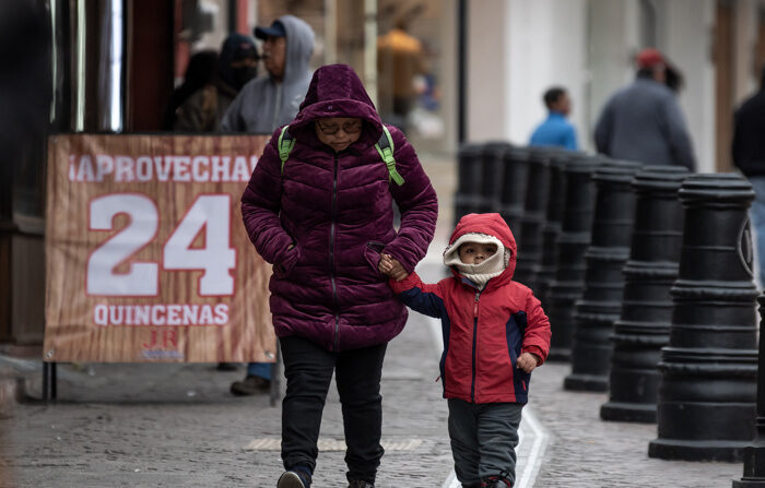Personas caminan abrigadas debido al descenso de la temperatura en la ciudad de Saltillo, estado de Coahuila, México. Imagen de archivo. (EFE/Miguel Sierra)