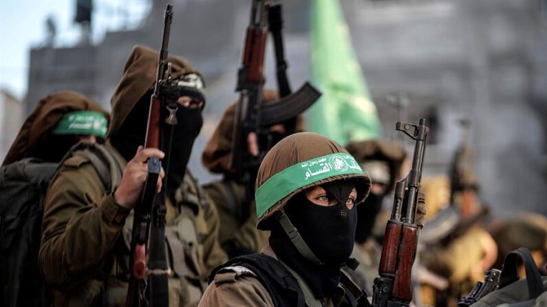 Milicianos palestinos de la Brigadas de Al Qassam, el brazo armado de Hamás. EFE/Mohammed Saber