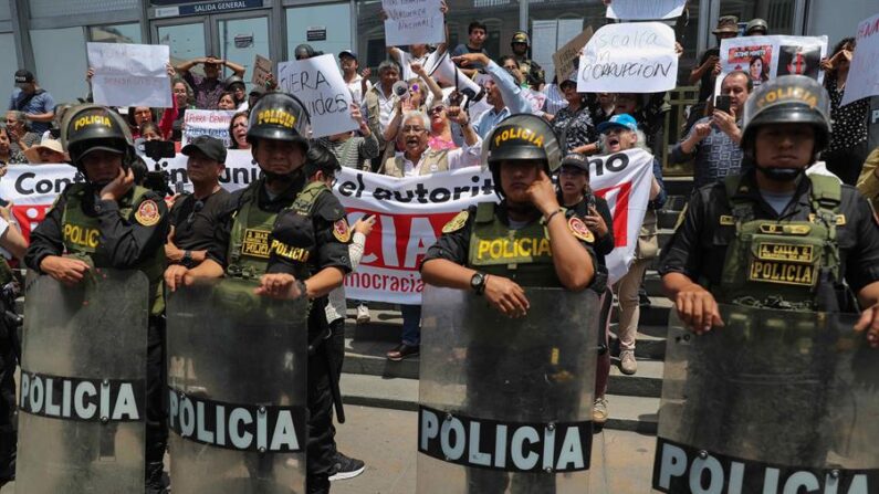 Policías en la sede del Ministerio Público, en Lima (Perú), en una fotografía de archivo. EFE/Paolo Aguilar