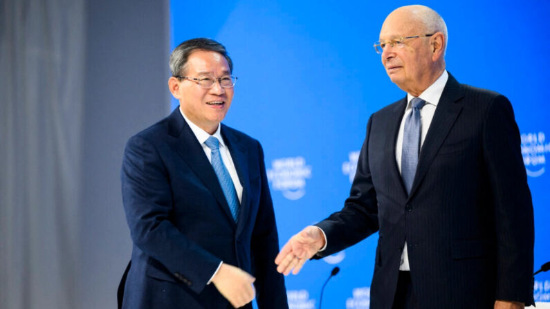 El primer ministro chino Li Qiang (izq.) y Klaus Schwab, fundador y presidente ejecutivo del Foro Económico Mundial, durante una sesión plenaria en la Sala de Congresos de la 54ª reunión anual del Foro Económico Mundial (FEM), en Davos, Suiza, el 16 de enero de 2024. (Laurent Gillieron/Pool/AFP vía Getty Images)

