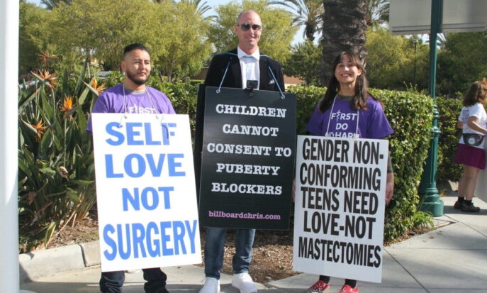 (De izquierda a derecha) Abel García, Billboard Chris y Chloe Cole participan en una manifestación en Anaheim, California, el 8 de octubre de 2022. (Brad Jones/La Gran Época)