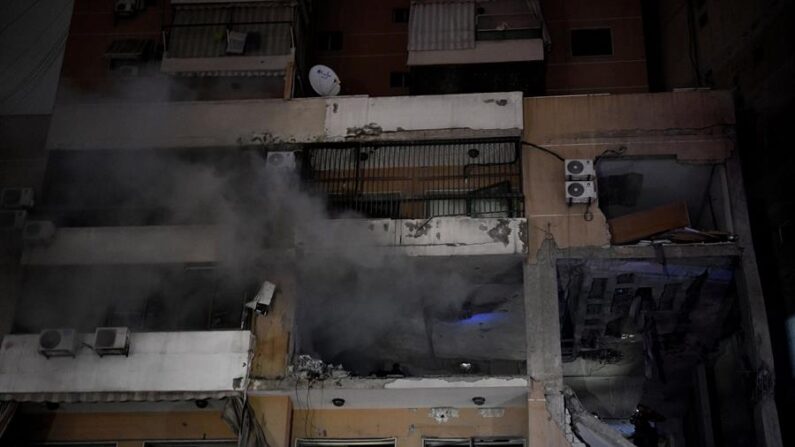 Imagen del edificio atacado por un dron israelí donde se encontraba una oficina del grupo islamista palestino Hamás situada en las afueras de Beirut, y donde falleció el número dos de su oficina política, Saleh al Arouri, y otras cinco personas. EFE/EPA/Abbas Salman