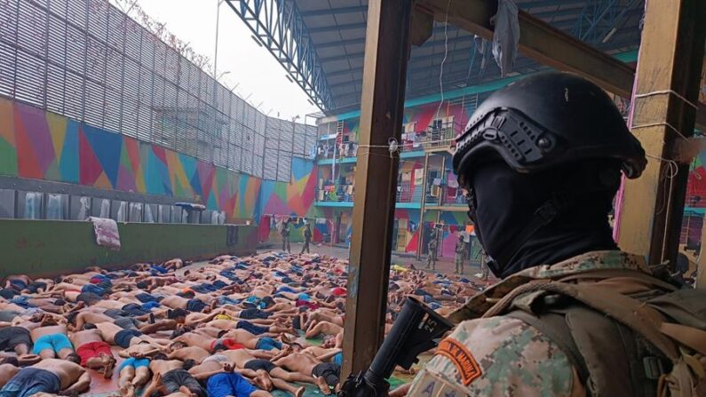 Fotografía cedida el 8 de enero de 2024 por las Fuerzas Armadas de Ecuador que muestra a soldados de Infantería de Marina mientras realizan un operativo tras un motín en la Cárcel Regional del Litoral, en Guayaquil (Ecuador). EFE/Fuerzas Armadas de Ecuador 