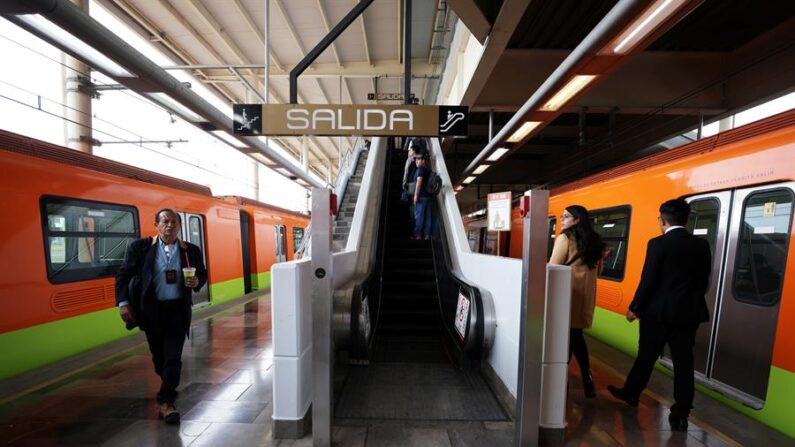Fotografía cedida el 30 de enero de 2024, por el Gobierno de la Ciudad de México, donde se observa a pasajeros en la línea 12 del Sistema de Transporte Colectivo (Metro), en la Capital mexicana. EFE/Gobierno de la Ciudad de México