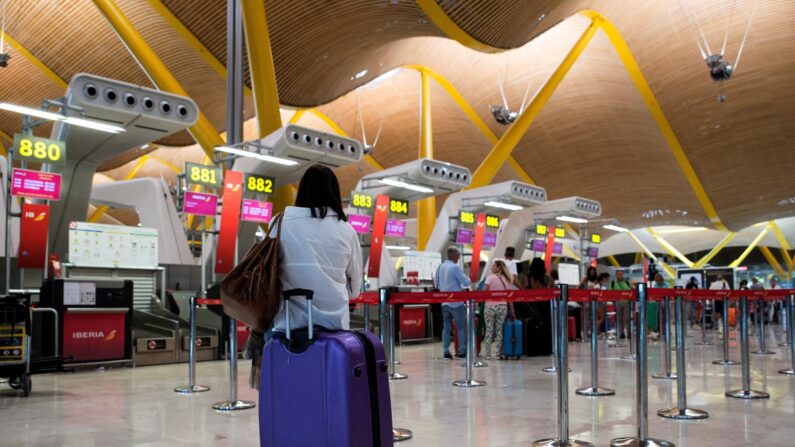 Pasajeros en los mostradores de embarque en el Aeropuerto Adolfo Suárez Madrid-Barajas. (EFE/Luca Piergiovanni)