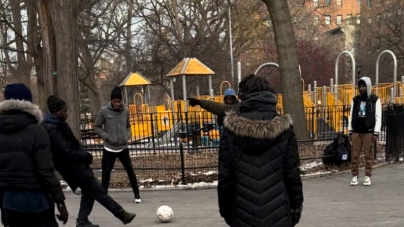 Inmigrantes ilegales jugando al fútbol en Tompkins Square Park para mantenerse calientes, el 22 de enero de 2024. (Juliette Fairley)