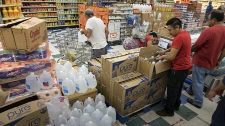 Gobierno recupera casi un millón de dólares para empleados de supermercado en Florida