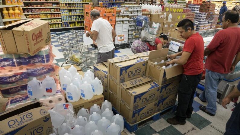 Fotografía de archivo donde aparecen varios ciudadanos de Miami mientras compran provisiones en un supermercado. EFE/Cristobal Herrera