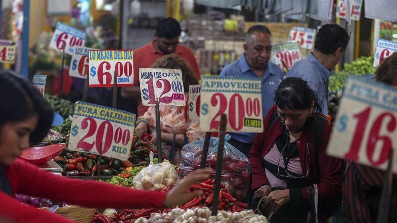 Fotografía de archivo fechada el 7 de diciembre de 2023 que muestra a clientes en el Mercado de Jamaica, en la Ciudad de México (México). EFE/ Mario Guzmán
