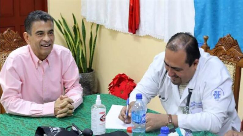 Fotografía cedida por el régimen de Nicaragua que muestra al obispo Rolando Álvarez (i) junto al doctor Yesser Rizo (d) durante una revisión medica el 2 de enero de 2024, en Managua (Nicaragua). EFE/ Presidencia Nicaragua 