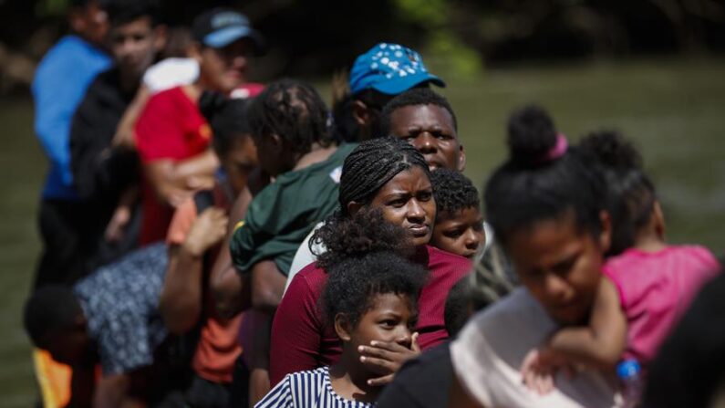 Migrantes caminan hacia la Estación de Recepción Migratoria (ERM) de Lajas Blancas luego de atravesar por varios días la selva del Darién (Panamá). Imagen de archivo. EFE/ Bienvenido Velasco