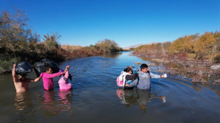 Agentes del INM rescatan a mujer y sus 4 hijos con hipotermia tras pasar horas en río Bravo