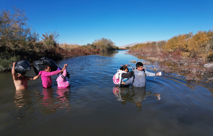 Migrantes cruzan el Río Grande en las cercanías del muro que separa la frontera norte de México de la frontera estadounidense, en Ciudad Juárez, Chihuahua, México. Imagen de archivo. (EFE/ Luis Torres)