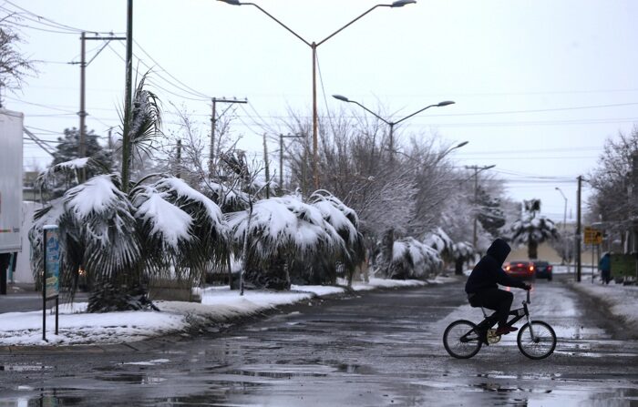 Imagen de archivo de un parque cubierto de nieve en Ciudad Juárez, en el estado de Chihuahua, México. (EFE/Luis Torres)