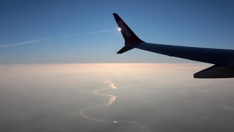 El vuelo 1282 de Alaska Airlines con destino a Ontario (Canadá) regresó a Portland unos 30 minutos después del despegue sin parte del fuselaje pero con sus 171 pasajeros y seis tripulantes indemnes. Imagen de archivo. EFE/EPA/Rajat Gupta 