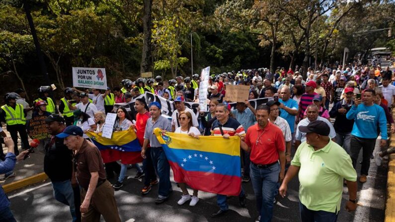 Trabajadores marchan para exigir aumento salarial y de pensiones, el 9 de enero de 2024, en Caracas (Venezuela). EFE/ Rayner Peña R.