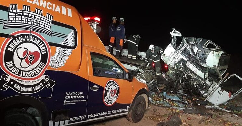 Fotografía cedida por la brigada de rescate Anjos Jacuipenses que muestra el estado de uno de los vehículos tras el choque entre un camión y un autobús en la noche del domingo 7 de enero de 2023, en Sao Jose do Jacuípe, estado de Bahía, al noreste de Brasil. EFE/ Lucival Souza/ Cortesía Anjos Jacuipenses