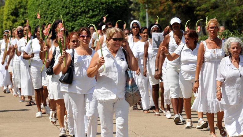 Fotografía de archivo en la que se registró una marcha de integrantes del colectivo opositor cubano Damas de Blanco, en La Habana (Cuba). EFE/Alejandro Ernesto