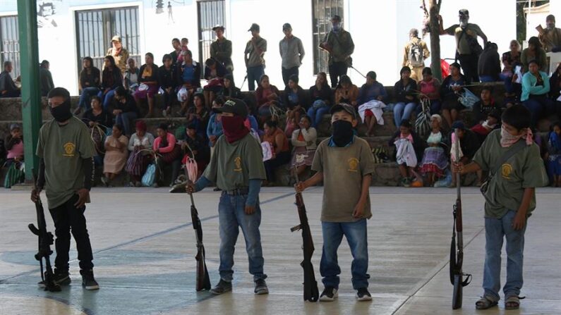 Menores son incorporados a las autodefensas el 24 de enero de 2024 en la comunidad de Ayahualtempa, municipio de José Joaquín de Herrera, estado de Guerrero (México). EFE/José Luis de la Cruz