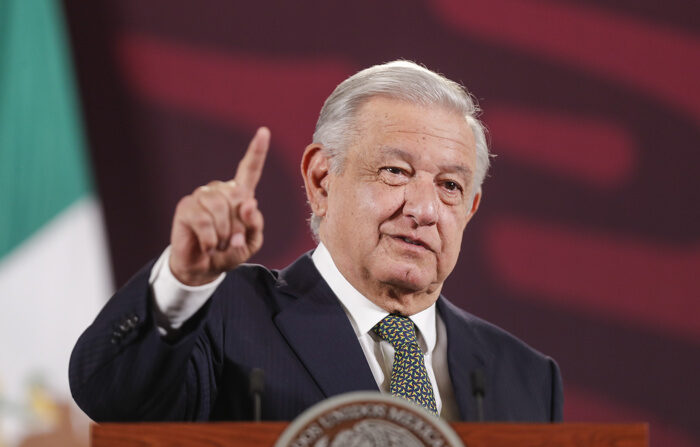 El presidente de México, Andrés Manuel López Obrador, reacciona durante su conferencia de prensa matutina en una imagen de archivo, en el Palacio Nacional en la Ciudad de México, México. (EFE/ Isaac Esquivel)