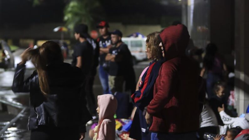 Migrantes de diferentes nacionalidades descansan en la Gran Central Metropolitana donde se preparan para salir en caravana con destino a los Estados Unidos, el 20 de enero de 2024 en la ciudad San Pedro Sula (Honduras). EFE/José Valle