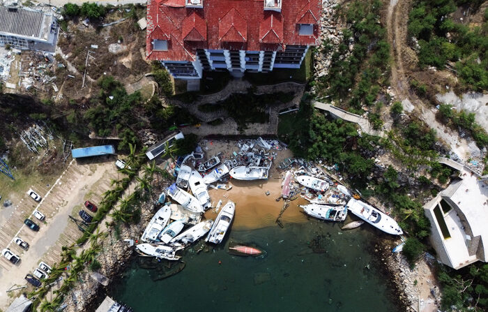 Fotografía aérea que muestra la contaminación marina ocasionada por derrame de combustibles y por los restos de embarcaciones destruidas, el 13 de enero de 2024, en Acapulco, México. (EFE/ David Guzmán)