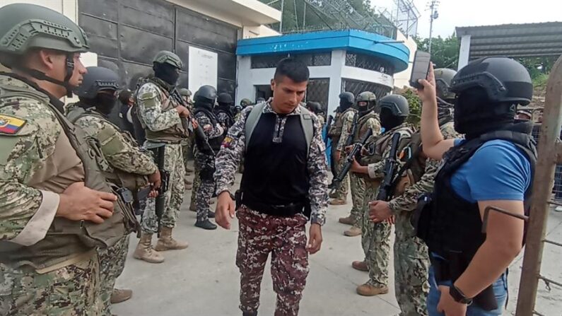 Fotografía cedida por las Fuerzas Armadas de Ecuador de la liberación de funcionarios de una prisión el 13 de enero de 2024, en la provincia costera de Esmeraldas (Ecuador). EFE/ Fuerzas Armadas De Ecuador