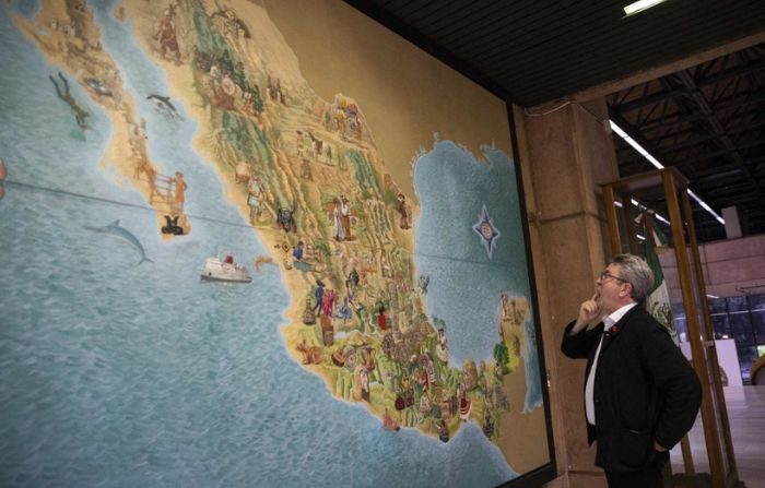 Imagen de archivo de un hombre observando un mapa de México, en el Centro Cultural Tijuana, en Tijuana, estado de Baja California, México. (EDUARDO JARAMILLO CASTRO/AFP vía Getty Images)