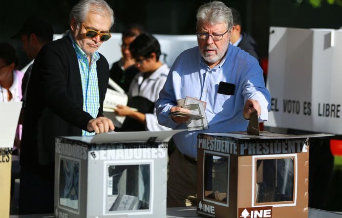 Ciudadanos votan en una casilla como parte de la Elección Presidencial México 2018 el 1 de julio de 2018 en la Ciudad de México, México. (Eloisa Sanchez/Getty Images)